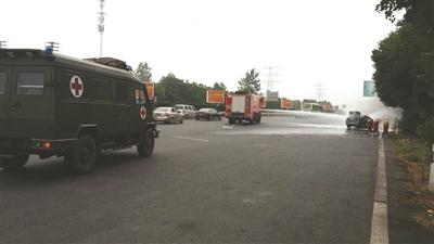 高速一辆轿车突然自燃 某陆航旅奋勇救火 