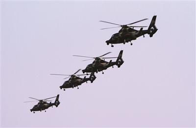 高速一辆轿车突然自燃 某陆航旅奋勇救火 