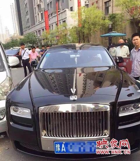面包车与劳斯莱斯相撞 豪车车主不要赔偿