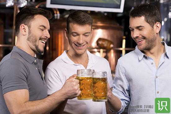 西方男人出去混酒局的时候最爱喝什么