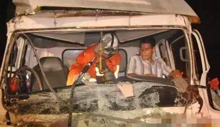 宁波一混凝土车侧翻007