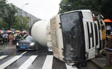 宁波一混凝土车侧翻001