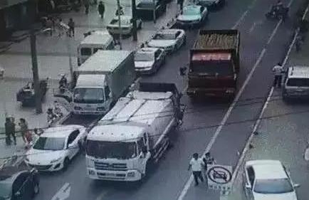 宁波一混凝土车侧翻004