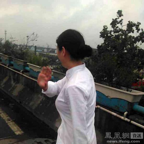 老人车祸受伤倒地 女司机下车施救