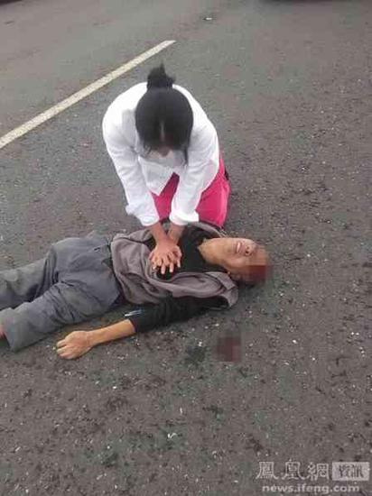 老人车祸受伤倒地 女司机下车施救