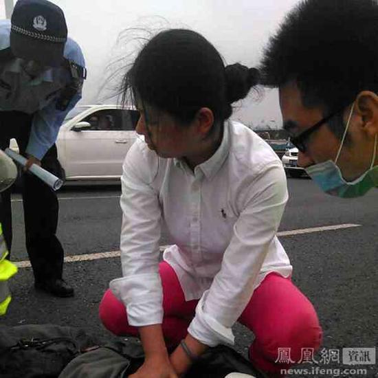 老人车祸受伤倒地 女司机下车施救