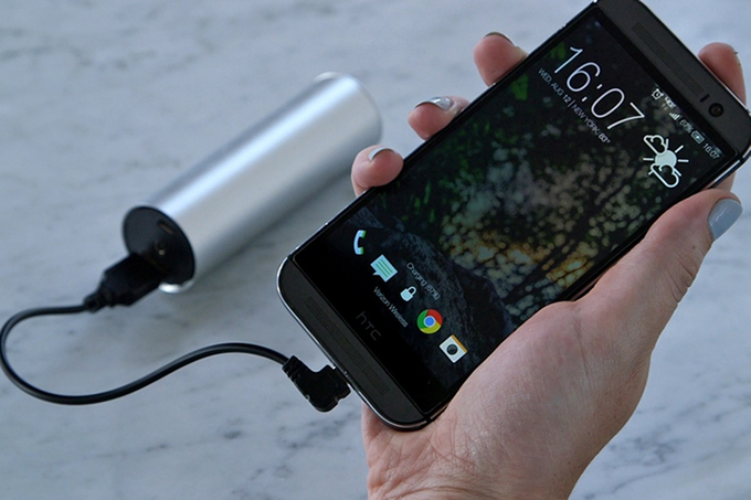 你试过用手电筒给手机充电吗