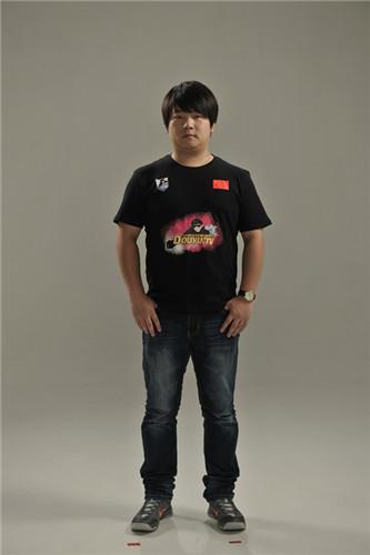 周彧,id:ximo,外表呆萌的兮默却被粉丝们冠以"大魔王"的称号,这不仅