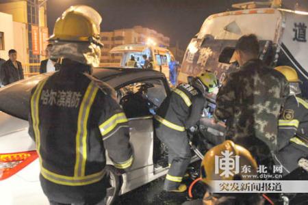 哈尔滨一白色奔驰追尾环卫车 致3死3伤