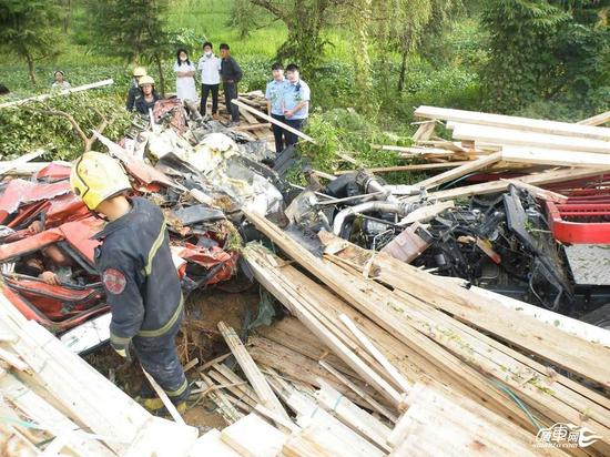 车祸瞬间父爱如山 父亲舍身救了16岁儿子 