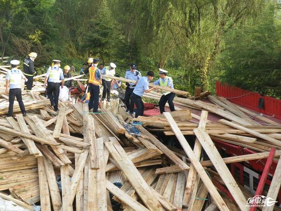 车祸瞬间父爱如山 父亲舍身救了16岁儿子 