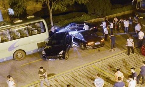 女子吵架连撞6车 故意撞车涉嫌违法001