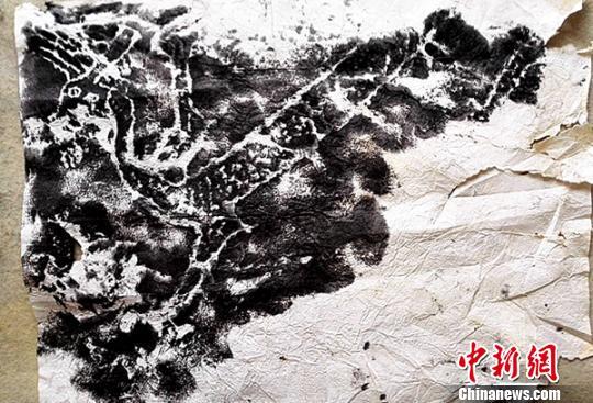 四川境内发现迄今最古老的土伯御龙岩画 _藏趣逸闻_新浪收藏_新浪网