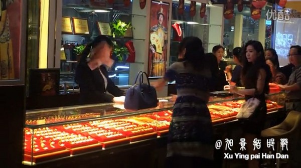女土豪金店发飙 图片来源于网络