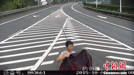 奇葩母子因错过出口高速玩倒车，还脱衣遮摄像头