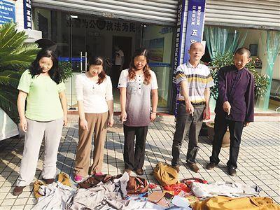 假尼姑和尚行骗 ▲地上摆的是他们廉价买来的假僧尼服