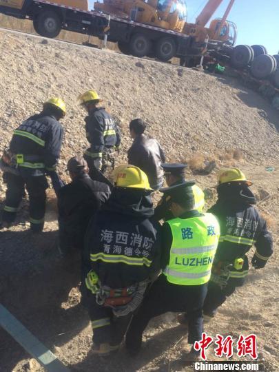 图为救援人员将被困者遗体抬出。　蒋亚飞 摄