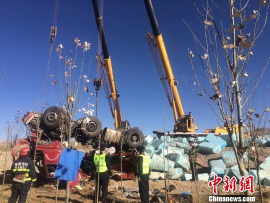 两车追尾2人遇难 茶德高速封闭2小时