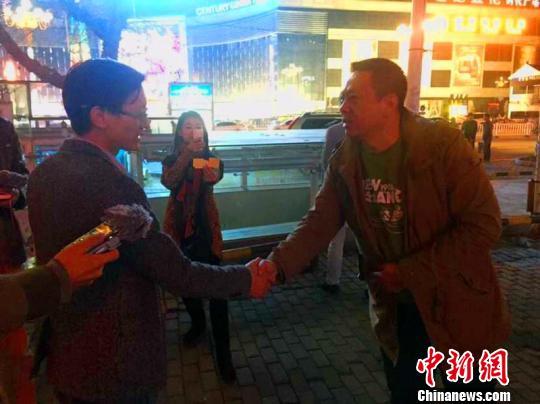 乌鲁木齐交通局工作人员涉嫌不文明执法遭停职（图）