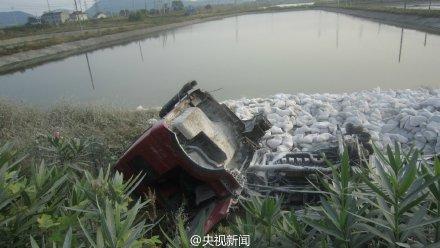 高速发生交通事故 司机因妻子喂水果走神