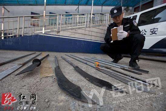 于耳,砍刀铁棍寒光闪闪……港片《古惑仔》中的常见情景让人不寒而栗