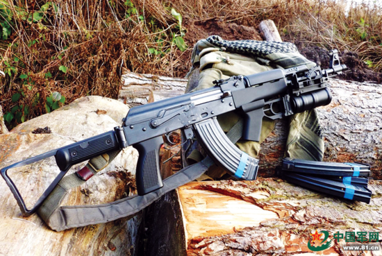 资料图:56式冲锋枪的衍生版56-2式,极具现代感,其折叠枪托为中国原创.