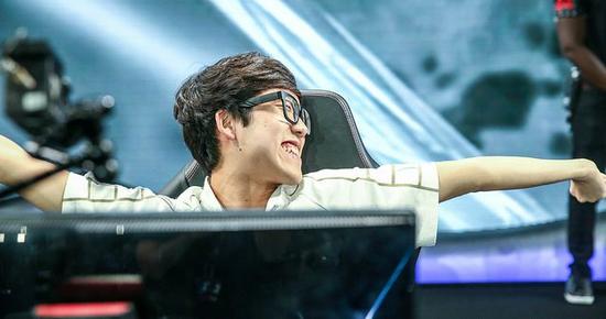 现场图集：IG击败AHQ终于松了一口气