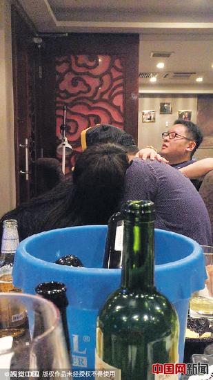 周立波饭局:香港富二代组饭局左拥右抱 15位美女争宠(图) 香港富二代组饭局左拥右抱 15位美女同场争宠