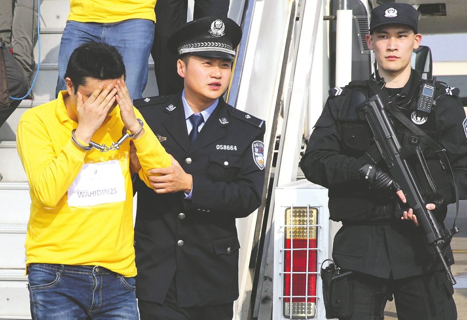 首战告捷254名电信诈骗犯罪嫌疑人被押解回国