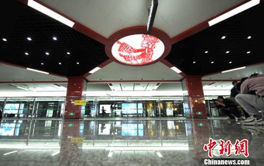 成都地铁4号线非遗博览园站融入皮影,剪纸等元素.