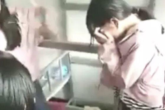 又现校园欺凌！中学女生在寝室遭同学轮番殴打