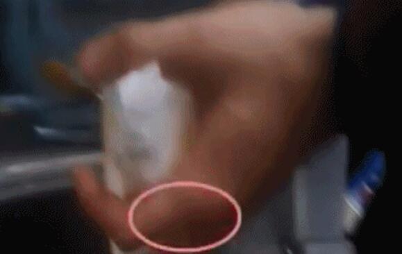 华莱士后厨大曝光！过期汉堡、蟑螂出没...