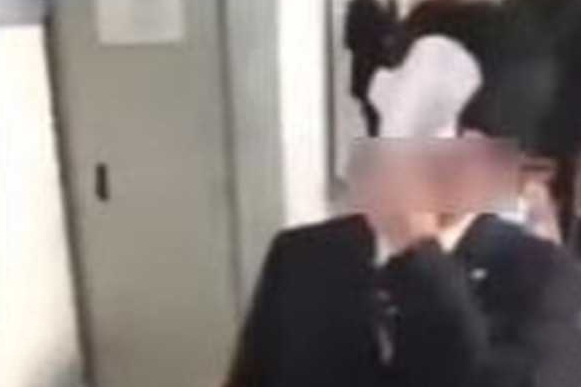 日本女高中生霸凌男同学 拿卫生棉往他脸上贴