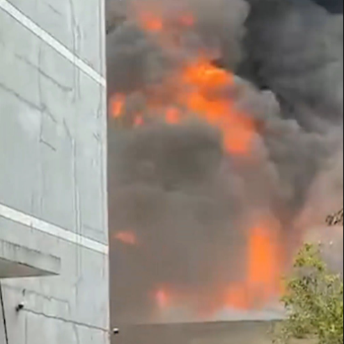 嘉善一海绵厂起火 现场画面曝光