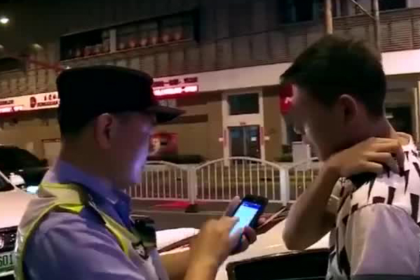 男子开豪车行骗白富美查出吸毒 抓捕现场曝光