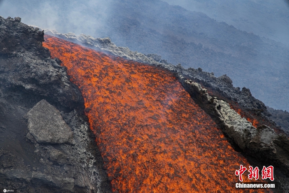 镜头捕捉埃特纳火山岩浆流淌关注6月79日潮汐组合
