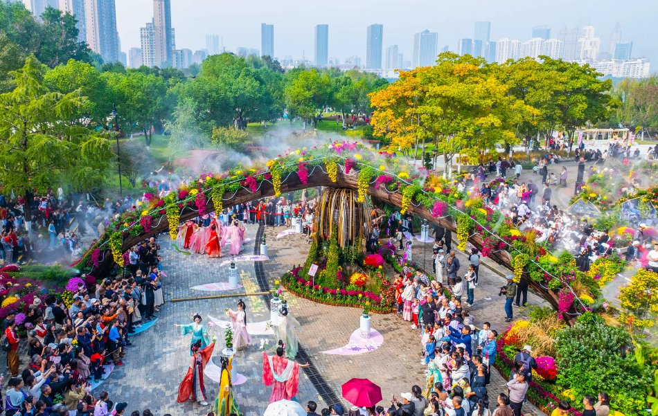 “为人民服务”标语被破坏,博主用27车20吨砂石修复,人民空军发文致谢,当地官方回应