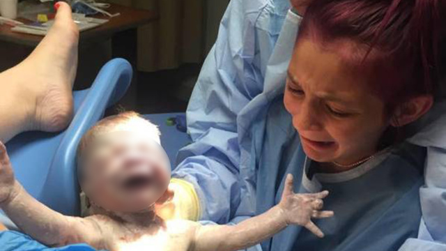 美国12岁女孩为妈妈接生 剪脐带时大哭