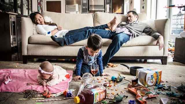 想看她会不会流产！准妈妈被熊孩子猛推