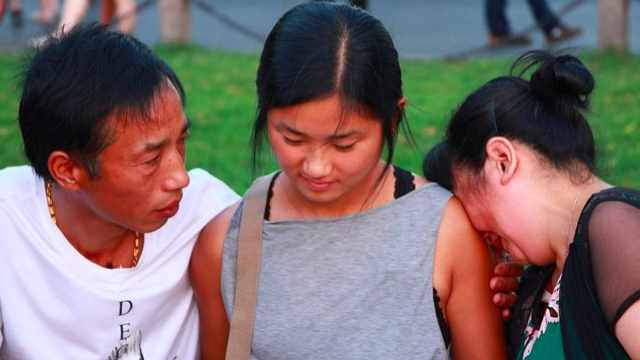 华裔女孩被亲生父母遗弃：22年后断桥相会