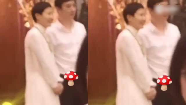 王思聪被大妈拽着合影 一脸乖巧配合很勉强