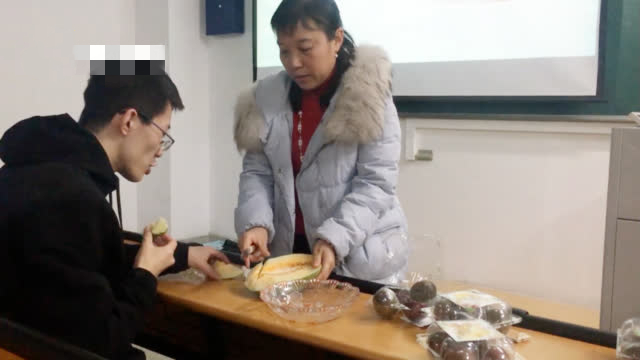 大学开设果品鉴赏课 各种水果吃不停