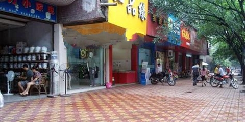 川讯:自贡男子当街被杀现场极血腥