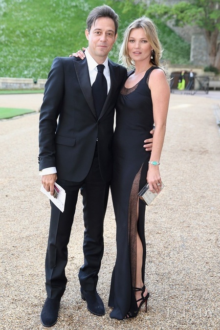 安妮-海瑟薇与老公休闲装扮甜蜜出街