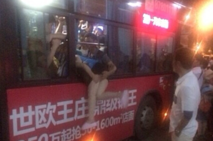 福州一公交车太挤 女汉子从车窗爬上车走光