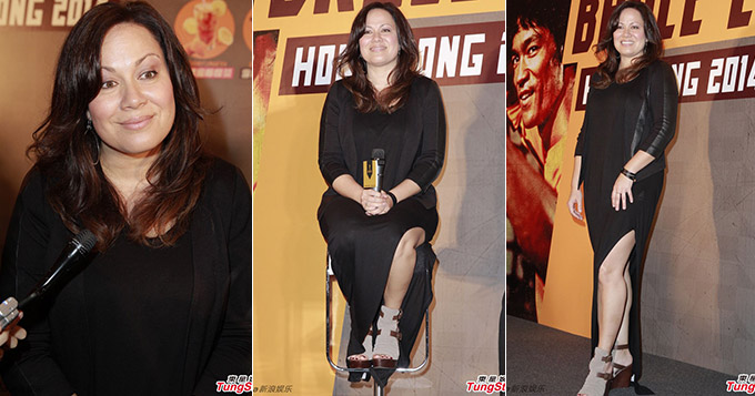 李小龙45岁女儿李香凝现身捞金大秀美腿