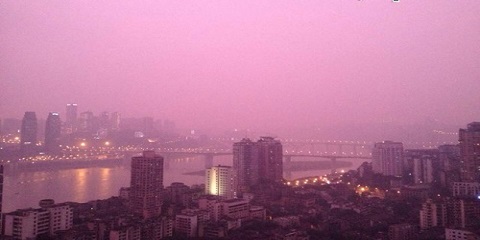 重庆：粉红色天空笼罩全城 有害天气现象？