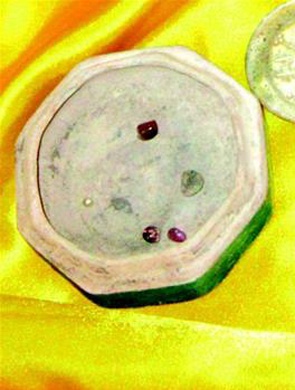 襄阳墓葬现5颗珍贵彩色舍利子