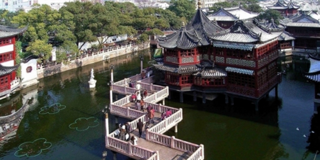 春节豫园九曲桥限流.单向通行