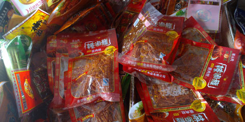 辣条黑作坊添加剂气味浓 要什么味就加什么精